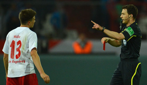 Jim-Patrick Müller kassierte beim Relegationsspiel gegen den KSC eine Rote Karte