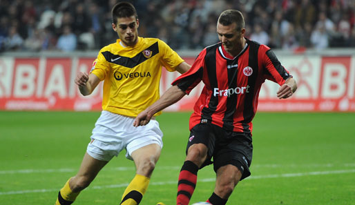 Vujadin Savic (l.) bleibt Dynamo Dresden ein weiteres Jahr erhalten