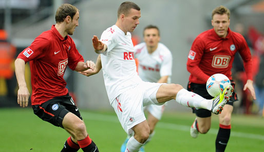 Lukas Podolski (M.) freut sich bereits auf das Testspiel gegen seinen alten Klub in der Domstadt
