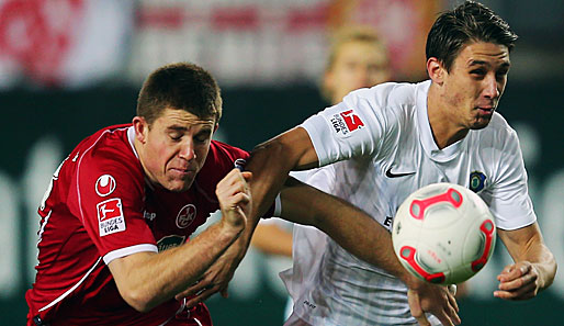 Jakub Sylvestr (r.) sah gegen den 1. FC Kaiserslautern Rot wegen Schiedsrichterbeleidgung