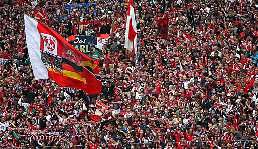 Die Anhänger unterstützen ihren 1. FC Kaiserslautern treu