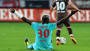 Aristide Bance kehrte mit einer Verletzung vom Playoff-Spiel gegen Algerien zurück
