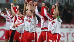Die Spieler des 1. FC Köln feiern die Rückkehr in die Bundesliga