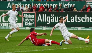 Dennis Daube (r.) bleibt dem FC St. Pauli weiterhin erhalten