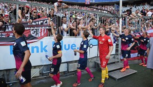 Die Spieler von RB Leipzig lassen sich nach dem 3:0-Sieg bei 1860 München von den Fans feiern