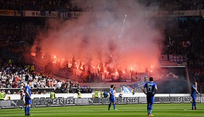 Die Fans des Karlsruher SC hatten im Derby in Stuttgart mehrfach Pyrotechnik gezündet