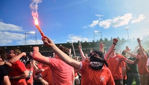 Nach dem Abpfiff feierten Hannovers Fans den Aufstieg ihres Vereins ebenfalls mit Feuerwerkskörpern