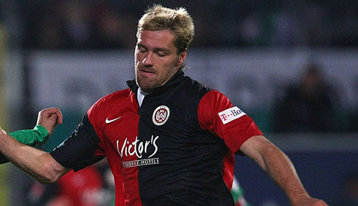 Ronny König (Wehen Wiesbaden) erzielt das 1:0 gegen den 1. FC Kaiserslautern