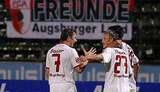 Grund zum Jubeln hatten die Augsburger um Daniel Baier (li.) im Heimspiel gegen den FCK