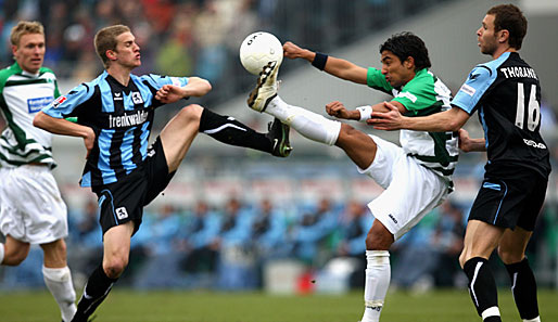 Lars Bender (l.) und Sami Allagui (r.) im Kampf um den Ball