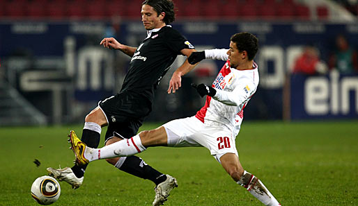 Marcel Ndjeng (r.) erzielte das 2:0 für Augsburg gegen Kaiserslautern
