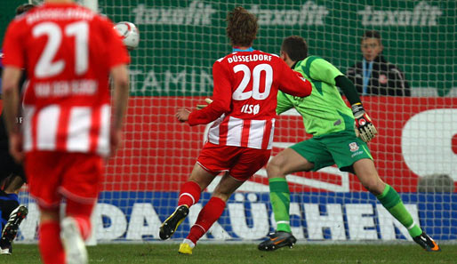 Winter-Leihgabe Ken Ilso (M.) traf bei seinem Debüt für Fortuna Düsseldorf gleich dreifach