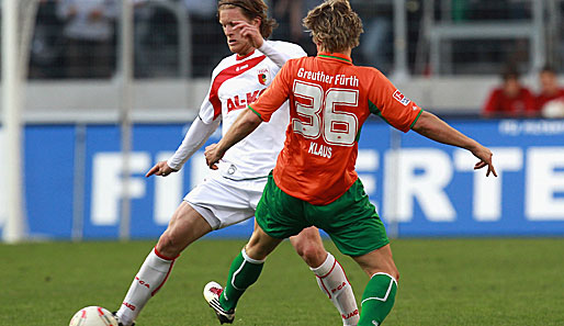 Marcel de Jong (l. im Zweikampf mit Felix Kraus) kam mit Augsburg nicht über ein 0:0 hinaus