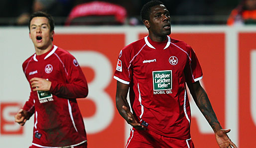 Mo Idrissou (r.) musste mit Kaiserslautern gegen St. Pauli die erste Niederlage hinnehmen
