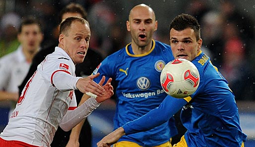 Kölns Kevin McKenna (l.) und Orhan Ademi (r.) kämpfen um den Ball