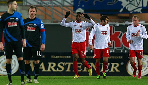 Boubacar Sanogo (M.) erzielte in Paderborn das 0:1 für die Gäste aus Cottbus