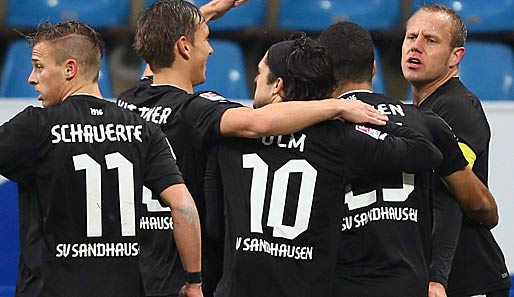 Kapitän Frank Lönig (r.) besorgte den Treffer zum 2:1 im Kellerduell gegen Jahn Regensburg