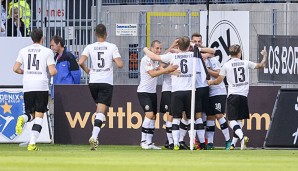 Die Spieler des SV Sandhausen bejubeln den Treffer zum 1:0 durch Andrew Wooten