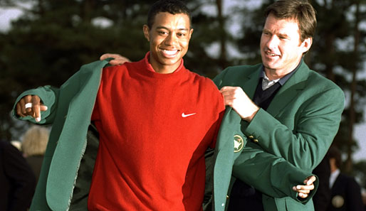 Nick Faldo hilft dem jungen Tiger Woods ins Grüne Jackett