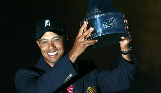 Tiger Woods stemmt zum sechsten Mal die Siegtrophäe des Arnold Palmer Invitational