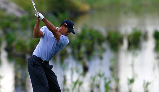 Tiger Woods liegt nach Tag eins fünf Tage hinter der Spitze