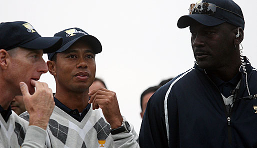 Tiger Woods (M.) mit US-Teamassistent Michael Jordan (r.) beim President's Cup
