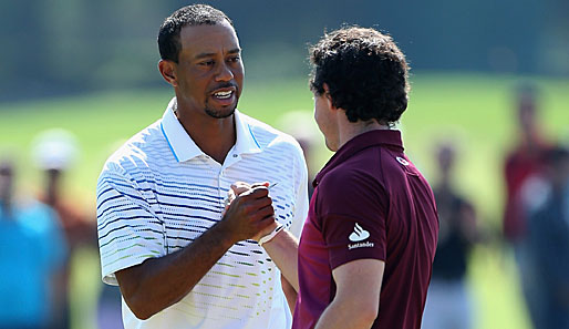 Tiger Woods (l.) setzte sich mit sechs Schlägen Vorsprung gegen Rory McIlroy durch