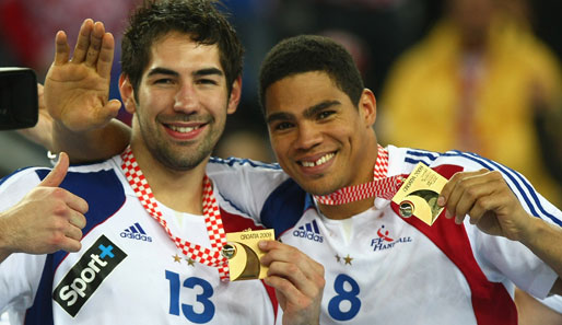 Nikola Karabatic (l.) und Daniel Narcisse feiern ihre Goldmedaille