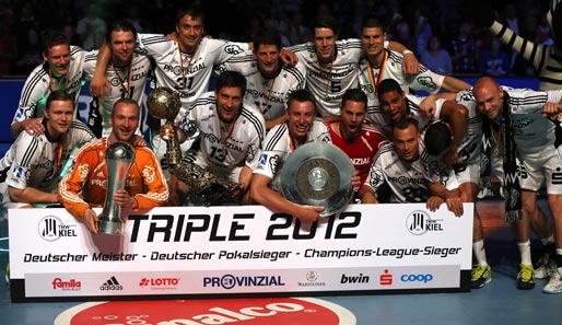 Stolz präsentiert die Mannschaft des THW Kiel die drei Trophäen der Saison 2011/12