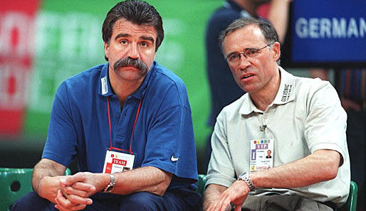 WM 1999: Bundestrainer Heiner Brand (l.) mit Sportdirektor Arno Ehret