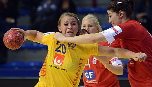 Die Handball-Damen kämpfen in der Halle, die Fans hingegen auf der Straße