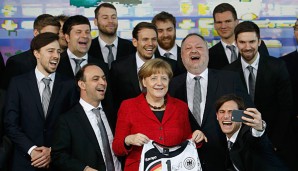 Angela Merkel hat die Mannschaft von Dagur Sigurdsson in Berlin für ihren EM-Triumph geehrt