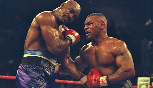 Evander Holyfield (l.) und Mike Tyson kämpften 1996 und 1997 zweimal gegeneinander