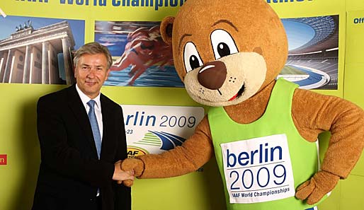 Der Bürgemeister und das Maskottchen freuen sich auf die Leichtathletik-WM in Berlin