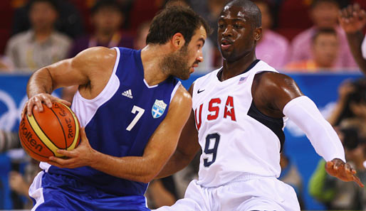 Bei den Olympischen Spielen in Athen: Vassilis Spanoulis im Duell mit US-Superstar Dwyane Wade