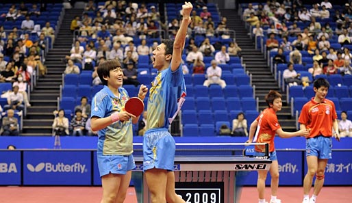 Li Ping und Cao Zhen freuen sich über die WM-Goldmedaille im Mixed.