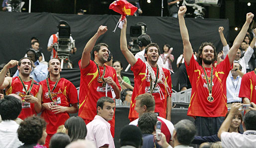 2006 holten die Spanier um den überragenden NBA-Star Pau Gasol (r.) den WM-Titel