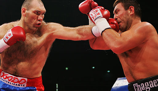 Ruslan Tschagajew (r.) kann seinen WBA-Titel nun doch nicht von Nikolai Walujew zurückerobern