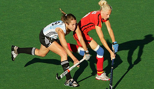 Jennifer Plass (r.) und die deutschen Hockey-Damen mühten sich gegen Argentinien zu einem 0:0