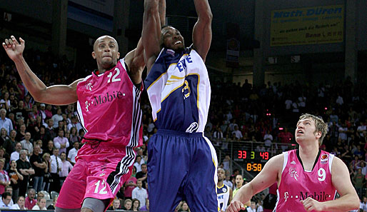 Vincent Yarbrough (l.) spielte in der Saison 2002/2003 für die Denver Nuggets in der NBA