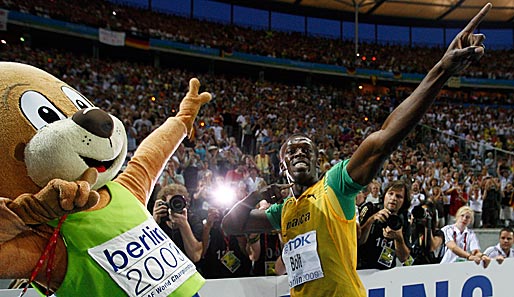 Doppel-B: Usain Bolt zelebriert seinen zweiten Weltrekord in Berlin zusammen mit Berlino, dem Bär