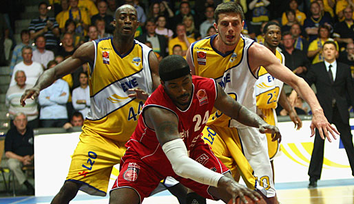Elton Brown (M.) spielt auch in der kommenden Saison für die Brose Baskets Bamberg