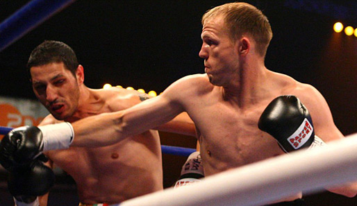Jürgen Brähmer (r.) boxt gegen seinen Stallkollegen Aleksy Kuziemski