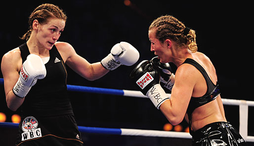 Ina Menzer (l.) und Esther Schouten (r.) lieferten sich in Rostock einen harten Fight über zehn Runden