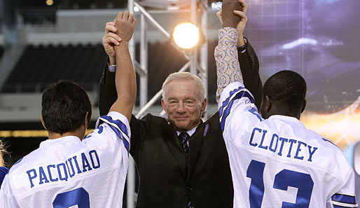 Dallas-Cowboys-Besitzer Jerry Jones präsentiert die Kontrahenten Pacquiao und Clottey