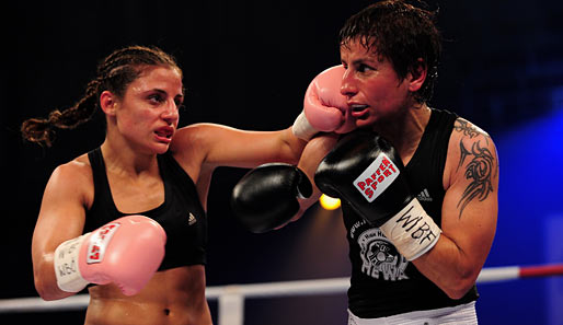 Susi Kentikian (l.) verteidgte ihren Titel zuletzt gegen Julia Sahin (r.)