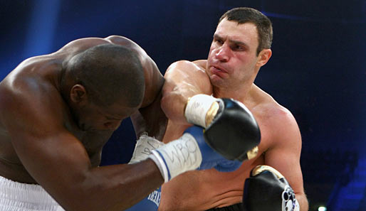 Am 12. Dezember 2009 besiegte Witali Klitschko (r.) Kevin Johnson in Bern nach Punkten
