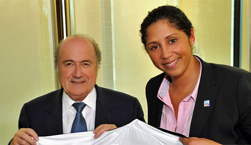 FIFA-Präsident Sepp Blatter (l.) lobt die Arbeit von Steffi Jones