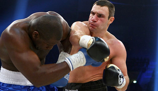 Gegen Vitali Klitschko hatte Kevin Johnson (l.) Im Dezember 2009 keine Chance