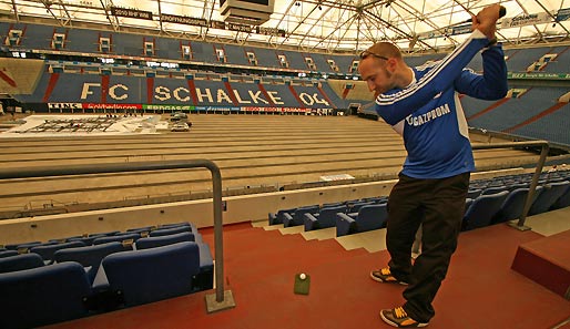 Crossgolf-Portal-Chef Klaus Simianer in der Arena auf Schalke selbst in action